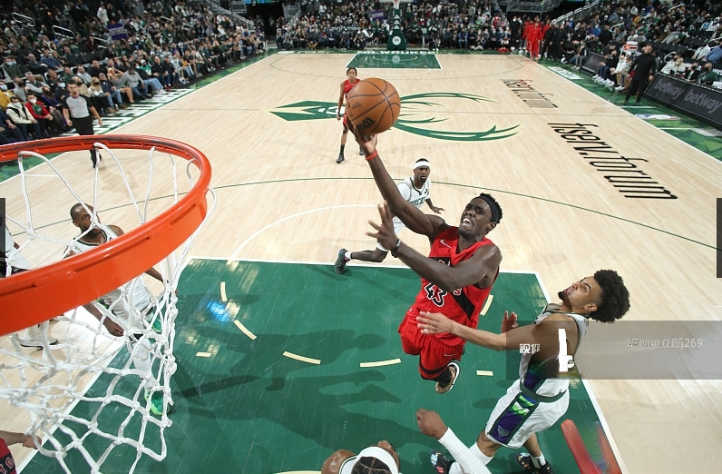 猛龙绝杀雄鹿，西亚卡姆状态火热