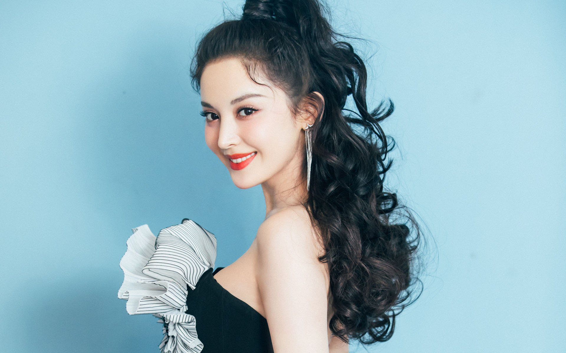 赛道轰鸣与球场热浪，F1新赛季揭幕战之夜，武切维奇状态火热点燃双重激情