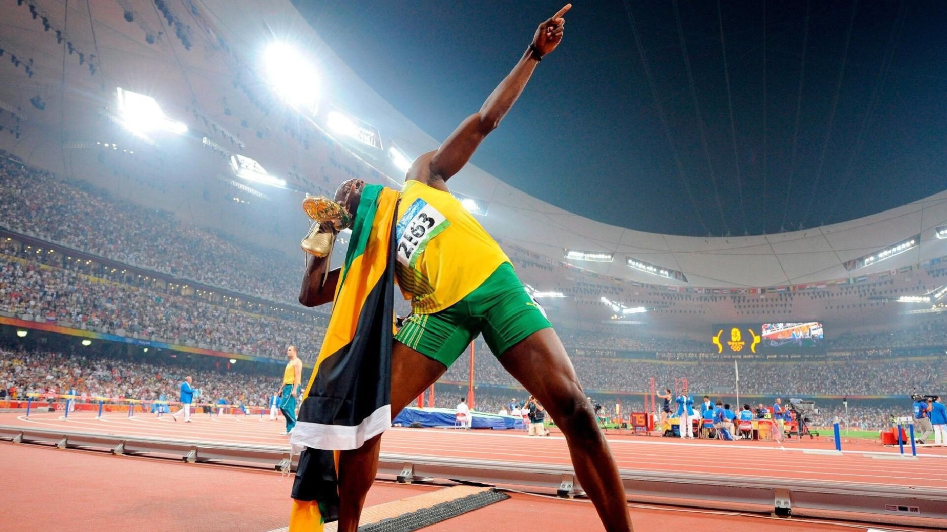 赛道与球场,速度与热度的双重奏